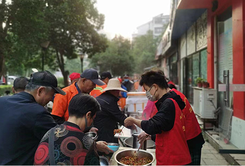 愛(ài)心施粥 溫暖城市